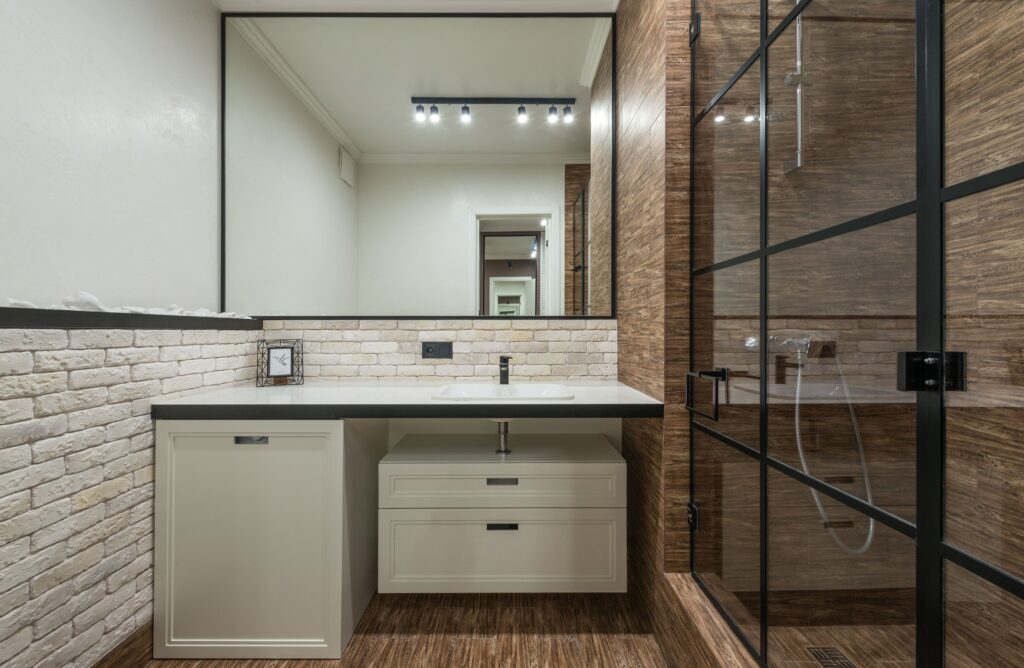 Reforma de baño con ducha de obra y mueble a medida